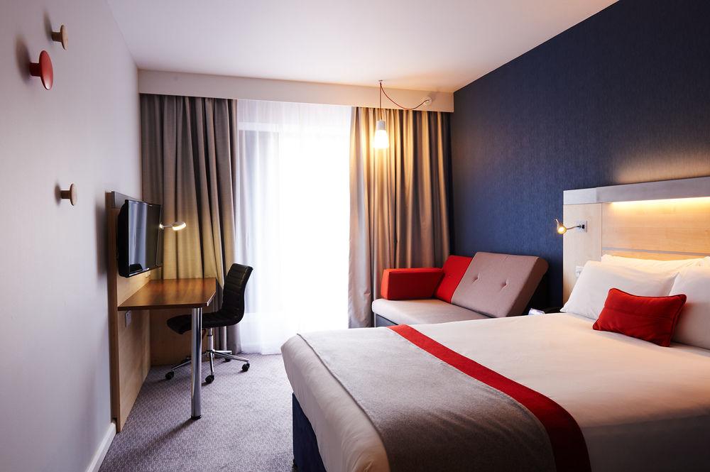 Holiday Inn Express Cheltenham Town Centre By Ihg Екстер'єр фото