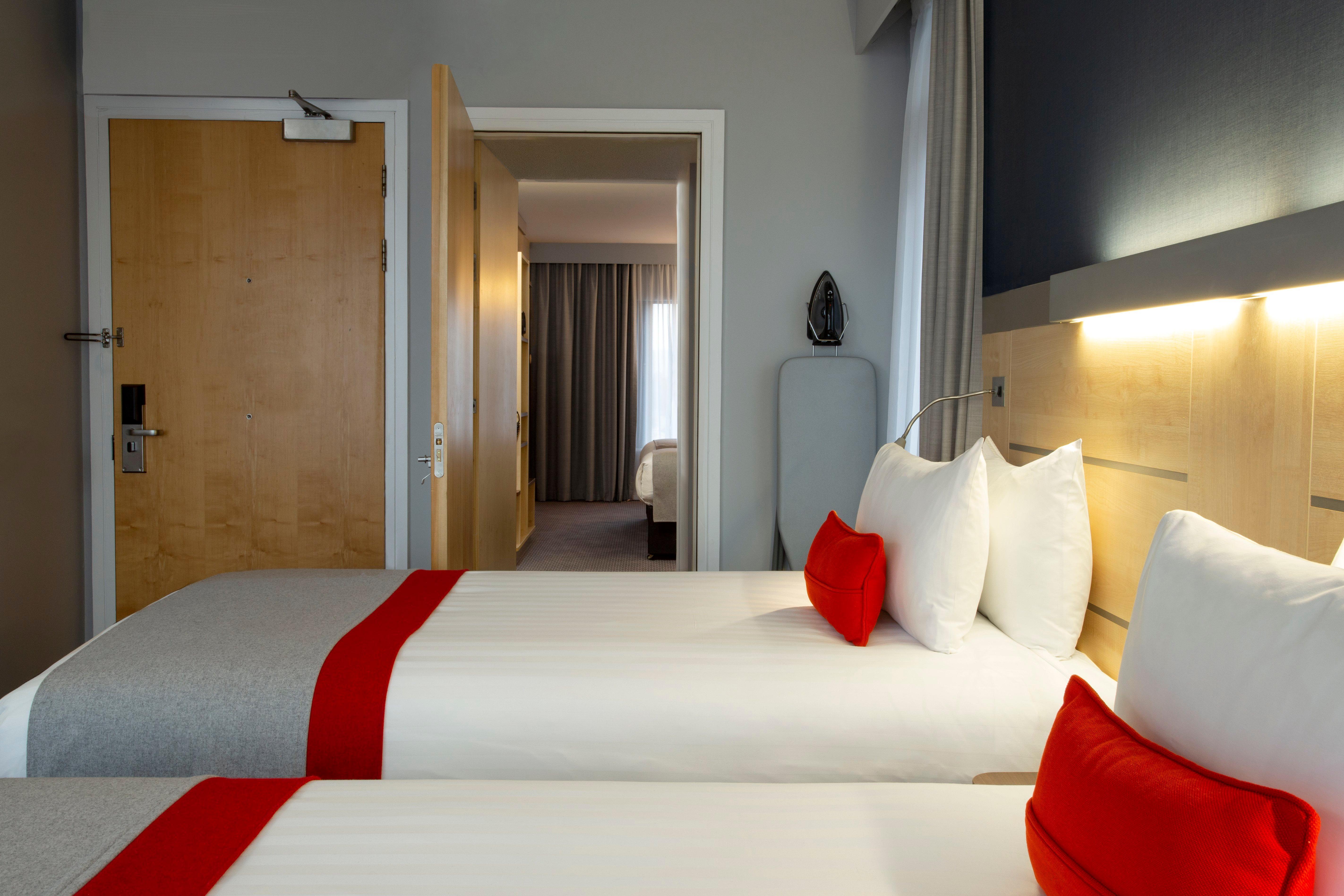 Holiday Inn Express Cheltenham Town Centre By Ihg Екстер'єр фото