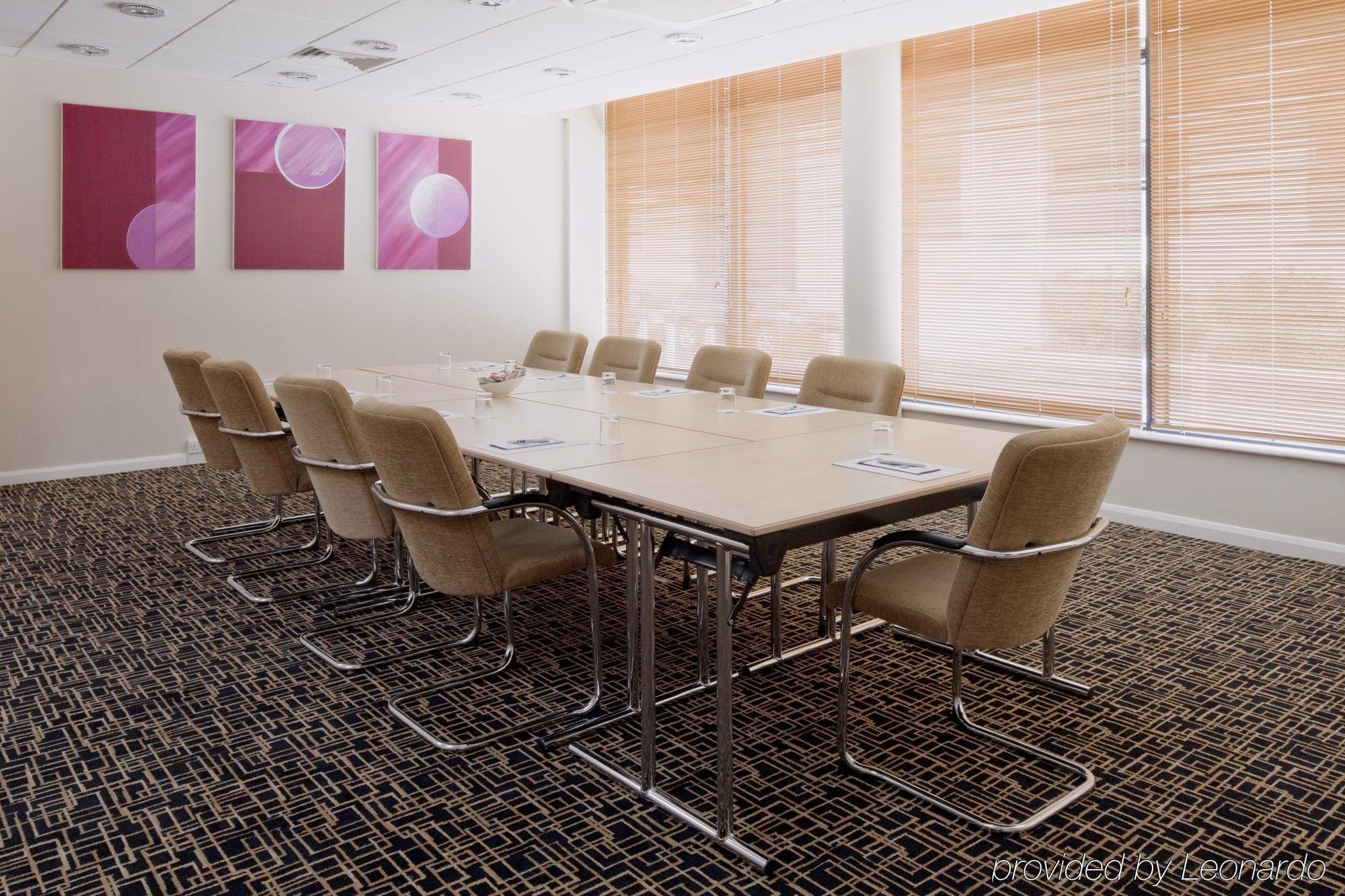 Holiday Inn Express Cheltenham Town Centre By Ihg Зручності фото