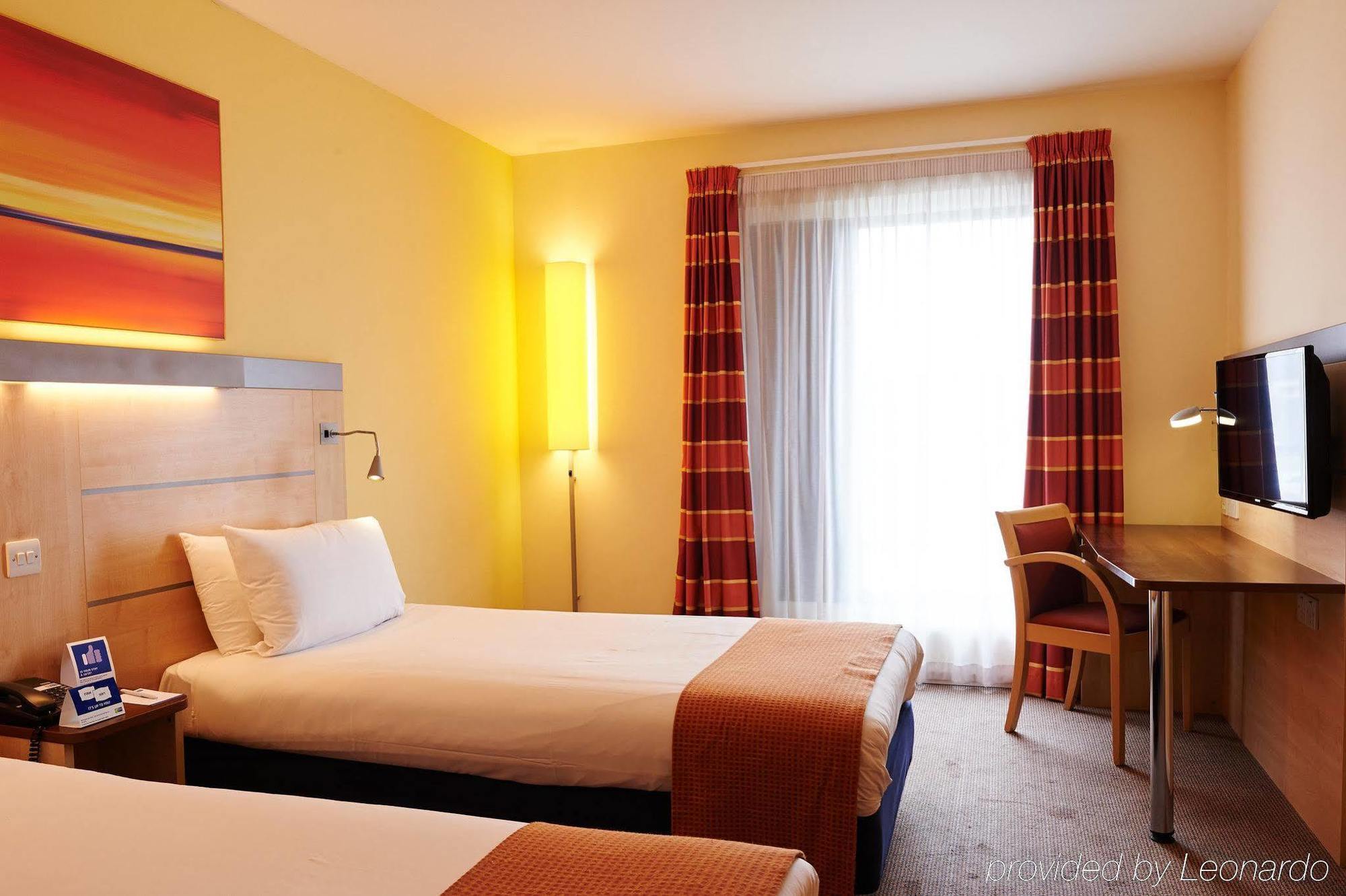 Holiday Inn Express Cheltenham Town Centre By Ihg Екстер'єр фото